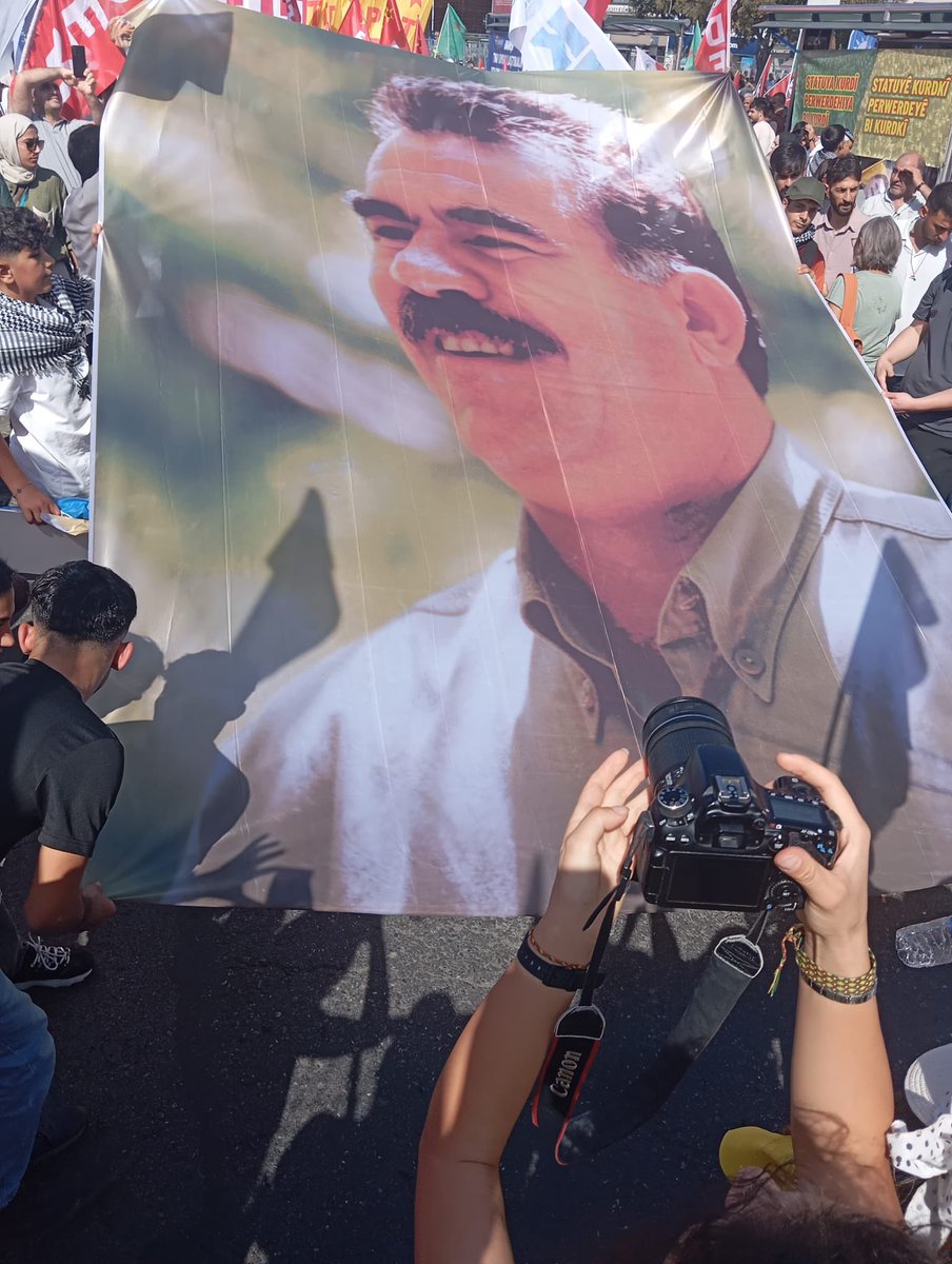 dün şanlı türk ordusunun subaylarının üzerini arayan polisler bugün izne mi çıktı?