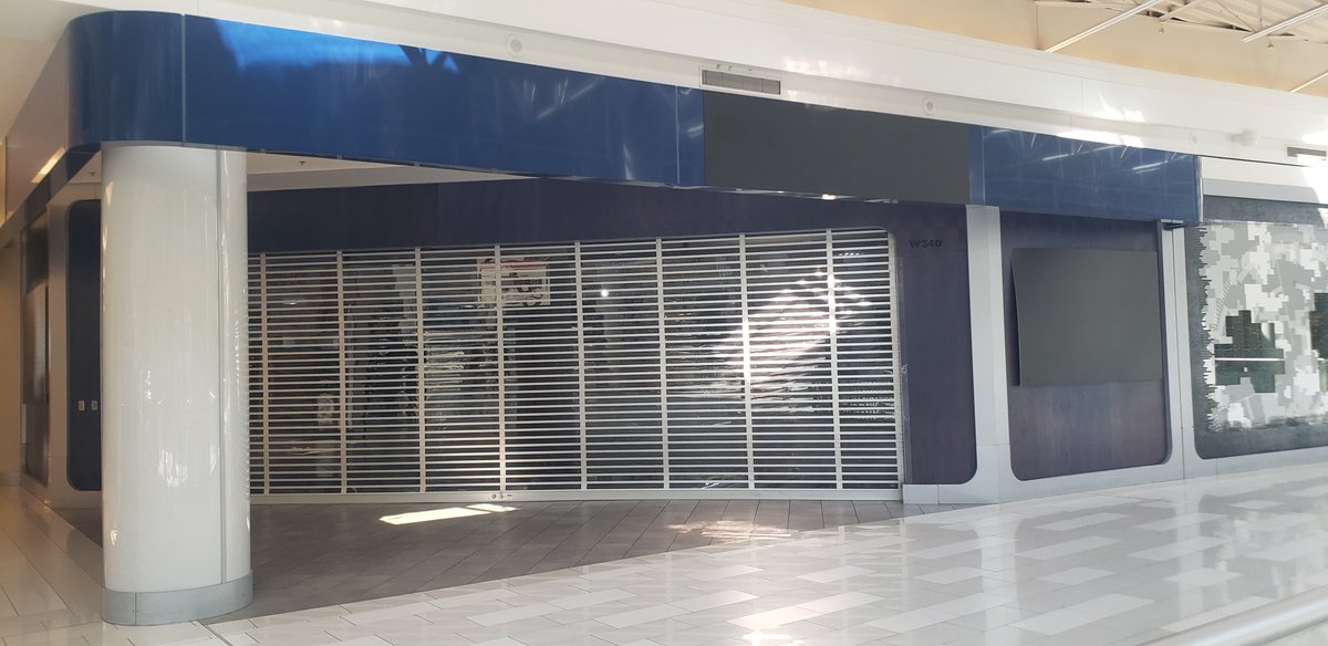 what if we went to moa and kissed in front of the abandoned Sports Authority/Best Buy/whatever the F it was called lazer tag place 🥰