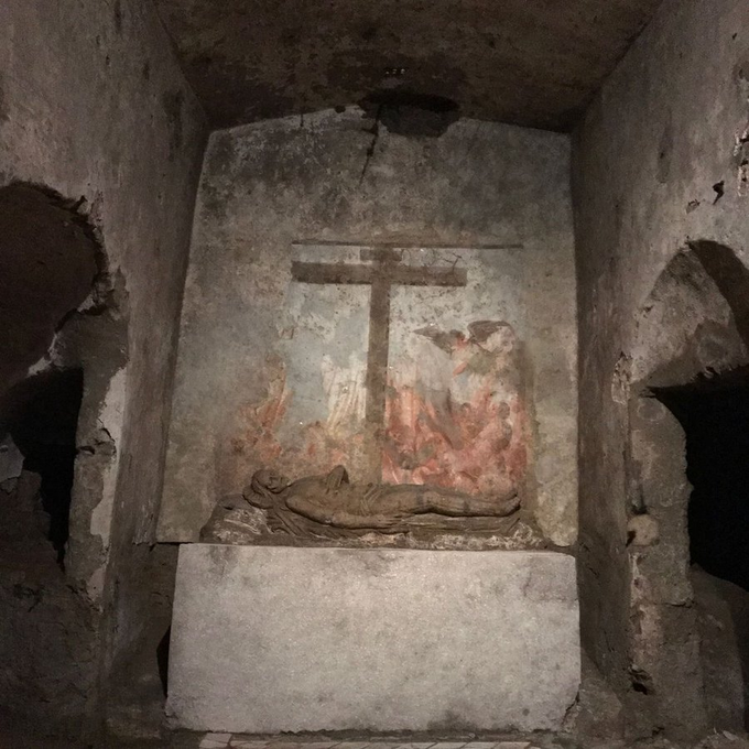 trad_west_'s tweet image. Even in death, Christians clung to it.

In the catacombs, early tombs are engraved with tiny crosses.

This wasn’t sentiment.
It was hope in the Resurrection.