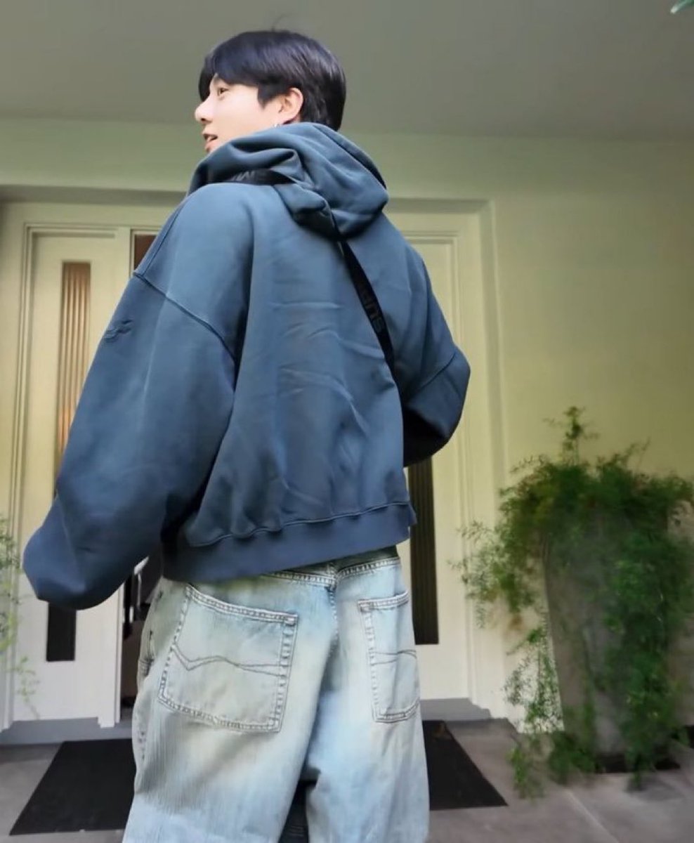 thvsangels's tweet image. my nips are twitching with gender envy the way the jeans and hoodie sit on him