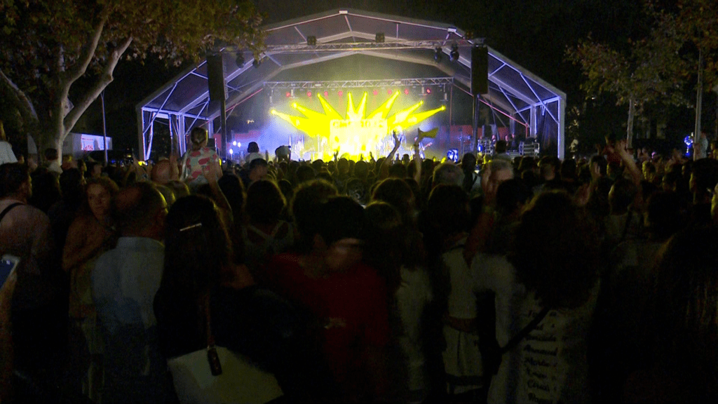 🟢🎶 La Banda de Tortosa i el Cor la Binota protagonitzen el concert de tribut a ABBA a les Festes de la Cinta

📷 LA NOTÍCIA: setmanarilebre.cat/la-banda-de-to…

<a href="/EMMTortosa/">Escola i Banda Municipal de Música de Tortosa</a> <a href="/Tortosa/">Ajuntament de Tortosa</a> <a href="/JordiJordanEbre/">Jordi Jordan</a> <a href="/tortosacultura/">Tortosa Cultura</a> #Tortosa #TerresdelEbre