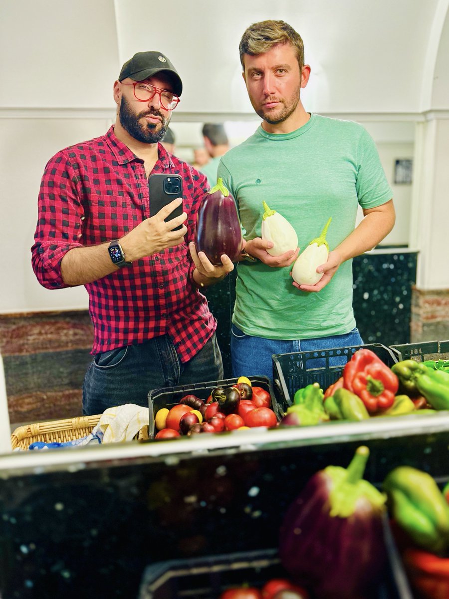 🎶 🍆 Yo vi a tu novio en <a href="/Grindr/">Grindr</a>, tiene dos perfiles, dos 🍆 🎶