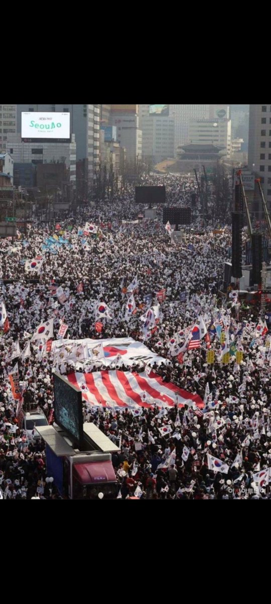 nickdasugar's tweet image. Did you know that S. KOREANS have been fighting for over 9 months? It's become a massive movement, and daily rallies are taking place all over S. Korea.