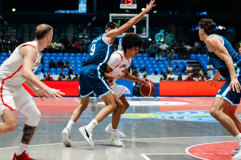 ¿Querían un líder y referente en Nico Brussino? Acá lo tienen, y no solo por puntos o lo que haga en la planilla.

Esta foto se repitió todo el juego. Dejó a la figura canadiense Kyshawn George en 5 puntos, con 1/6 de campo) y 2 pérdidas en 30.39 minutos. 

#AmeriCup
