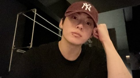 —TRADUCCIÓN DEL LIVE DE #JUNGKOOK EN WEVERSE ✨️🐰

🐰 Es mi cumpleaños, pero no sé qué hacer.
🐰 Antes que nada, gracias a mis padres por darme la vida. Muchas gracias por darme una vida tan sana. Haré todo lo posible por vivir más sana.