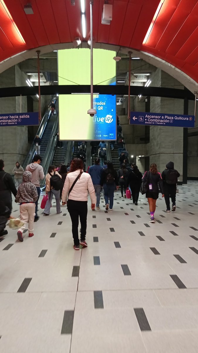 Soy orgullosa de mi ciudad, pero también admiro la tecnología de aquí. El metro me enamora muchísimo.