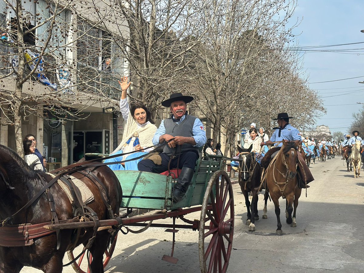 Gran desfile de caballería gaucha, como es tradicional organizada por los Patricios del 25, gracias a las aparcerías de todo el país! <a href="/FloridaIDF/">Intendencia de Florida</a>
