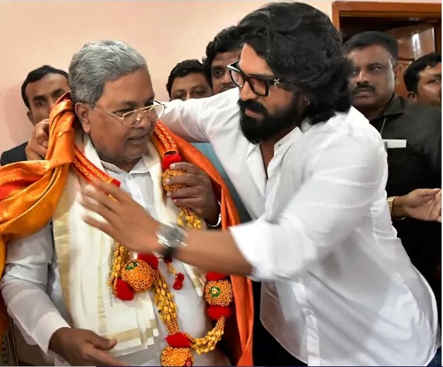 UttarandhraNow's tweet image. మైసూర్లో వెయ్యి మంది డాన్సర్ల నేపథ్యంలో &apos;పెద్ది&apos; సినిమా పాట చిత్రీకరణ.

 కర్ణాటక సీఎం సిద్దరామయ్య కూడా మైసూర్లోనే ఉండటంతో, 

ఆయన ఆహ్వానం మేరకు రామ్చరణ్ మర్యాద పూర్వకంగా వెళ్లి కలిశారు.

#ramcharan #karnatakacm #peddi #mysore #uanow