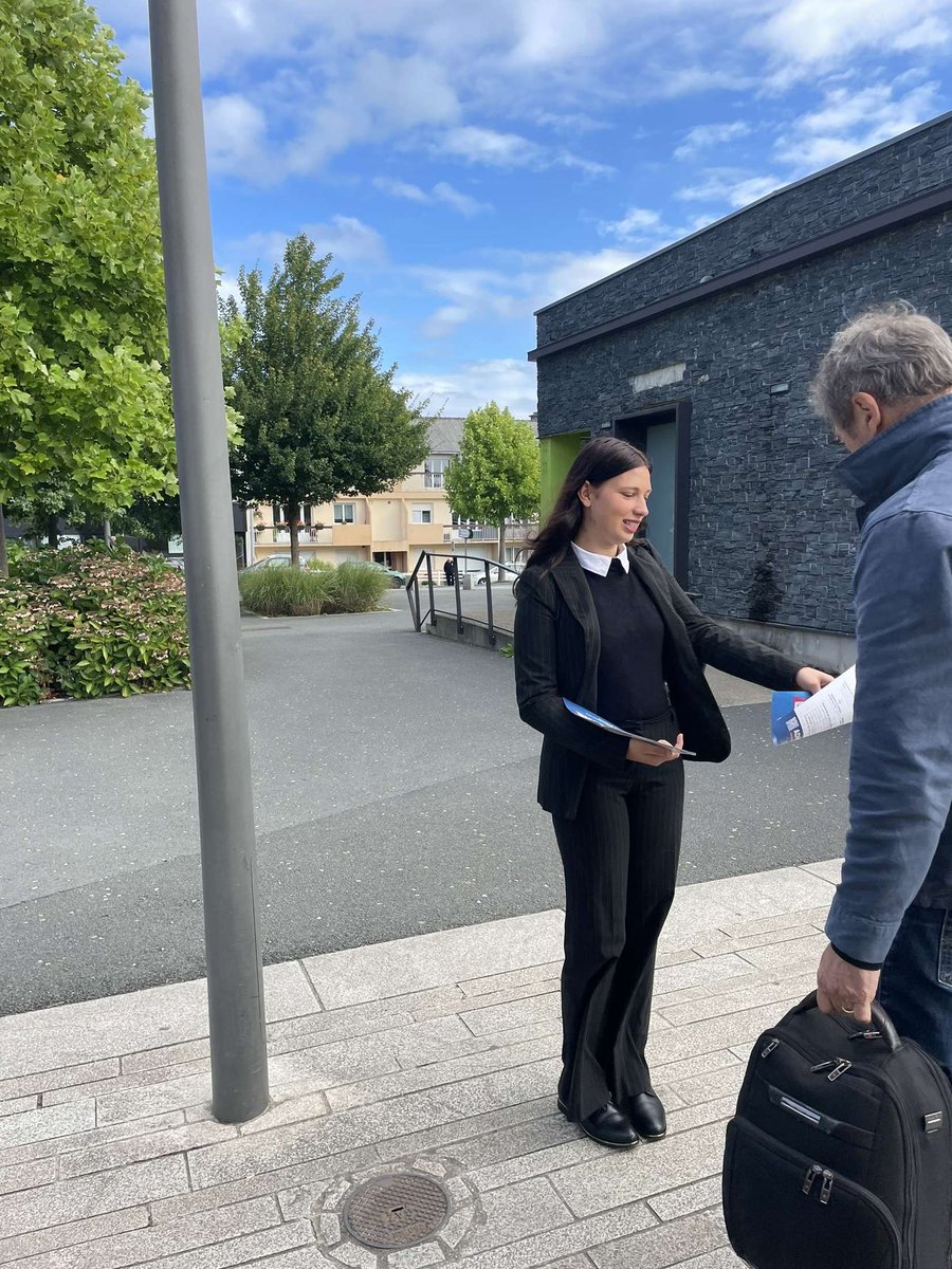 legofficblanche's tweet photo. Les militants du @RNational_off des Côtes-d’Armor étaient ce matin sur le marché de #Guingamp, et quel accueil ! 

Pour sortir de l’impasse politique, les Français appellent à revenir aux urnes, écoutons-les ! https://t.co/KTho4LIpBv
