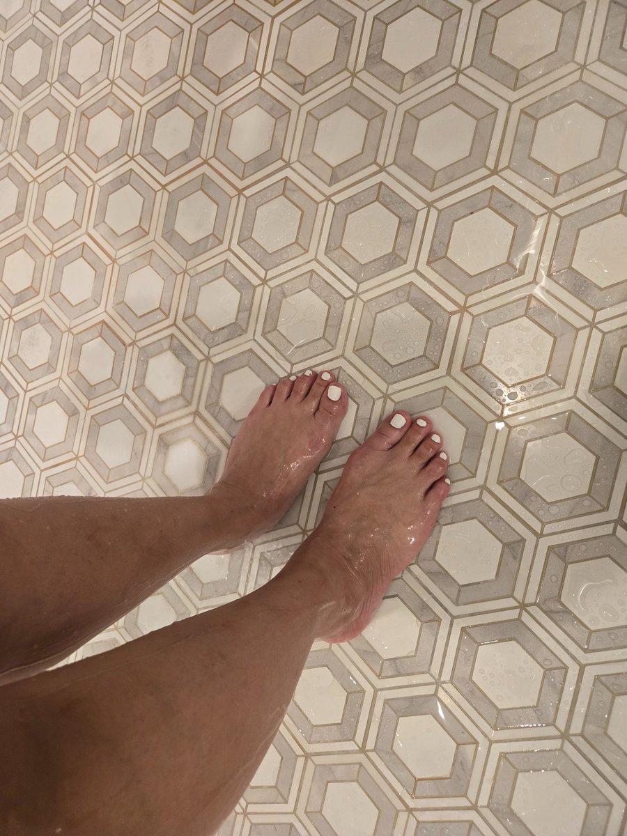 Do you like petite Asian's? What about my white toenails?

#feetpics #feetfinder #sexy #Asian