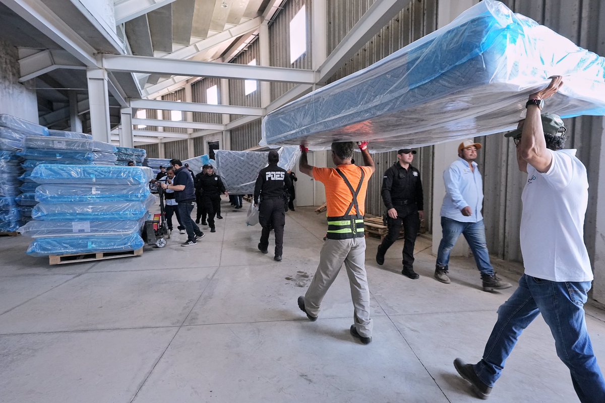 Recorrimos el Centro de Distribución de Enseres Domésticos, lugar desde donde salen los apoyos que devolverán un poco de tranquilidad a las familias afectadas por las lluvias.

Refrigeradores, estufas, lavadoras y colchones que representan esperanza y la oportunidad de recuperar