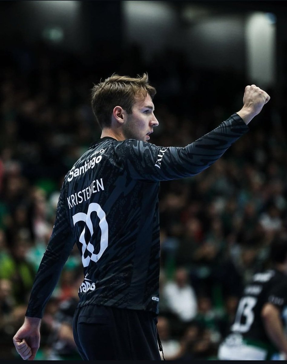 Til pause leder Sporting 15-13 over Barcelona i finalen i Supertaca ibèrica 🤩💚 8 redninger på denne karen.   Hard økt for oss i stua og........😅🤣 glegruer til 2 omg..