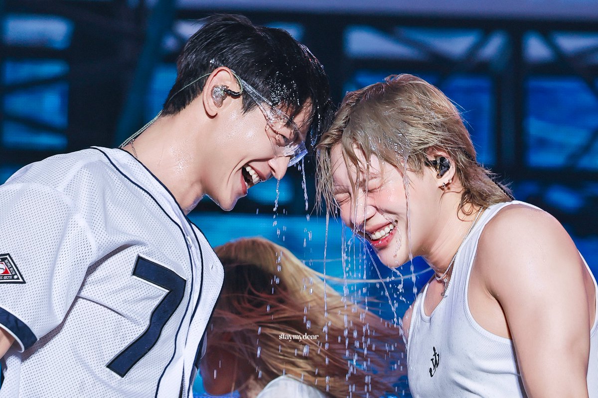 250830 싱가포르 워터밤 태민 민호
#태민 #TAEMIN #민호 #MINHO 
#WATERBOMBSINGAPORE

워터밤이 마무리 되니
이제야 비로소 여름이 끝난 것 같아.
민호 태민이 그리고 샤월들도 수고많았어요 🫂🩵