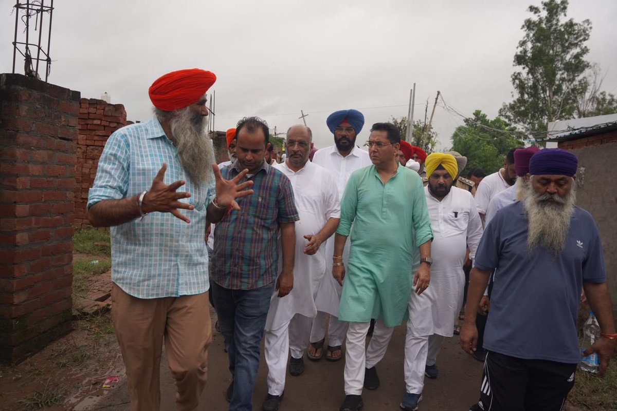 ਅੱਜ ਹਲਕਾ ਅਜਨਾਲਾ ਦੇ ਹੜ੍ਹ ਪ੍ਰਭਾਵਿਤ ਪਿੰਡਾਂ ਘੋਨੇਵਾਲ ਅਤੇ ਮਾਛੀਵਾਹਲਾ ਦਾ ਦੌਰਾ ਕੀਤਾ ਅਤੇ ਹੜ੍ਹ ਦੀ ਮਾਰ ਝੱਲ ਰਹੇ ਲੋਕਾਂ ਨਾਲ ਗੱਲਬਾਤ ਕੀਤੀ। ਇਸ ਦੌਰਾਨ ਉਹਨਾਂ ਦੀਆਂ ਮੁਸ਼ਕਿਲਾਂ ਸੁਣੀਆਂ ਅਤੇ ਹਰ ਸੰਭਵ ਹੱਲ ਦਾ ਭਰੋਸਾ ਦਿੱਤਾ। 

ਇਸ ਮੌਕੇ ਮੇਰੇ ਨਾਲ ਸਾਥੀ <a href="/AAPHarbhajan/">Harbhajan Singh ETO</a> ਜੀ ਅਤੇ <a href="/KuldeepSinghAAP/">Kuldeep Singh Dhaliwal</a> ਜੀ ਮੌਜੂਦ ਰਹੇ।

ਮੁੱਖ ਮੰਤਰੀ