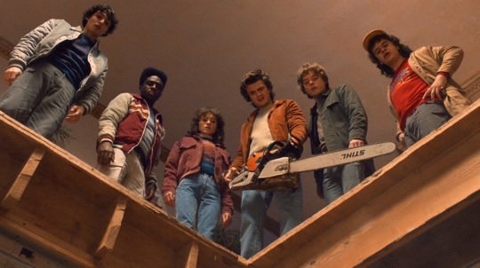 Ross Duffer sobre el 'CAPÍTULO TRES: THE TURNBOW TRAP' de #StrangerThings5: 

💬"'Es el episodio más clásico de ST de la temporada. Tiene todo lo que nos gusta. Dirigido por uno de nuestros ídolos, Frank Darabont quien salió de su retiro para esto. Lo arrasó, sin duda."