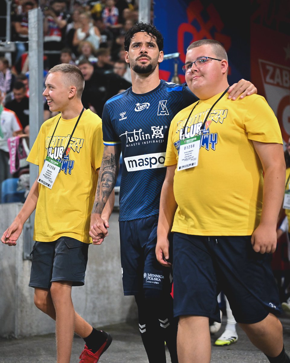SKMLMotorowcy's tweet photo. Wczoraj wspólnie z @KibiceRazemGZ zorganizowaliśmy dziecięce eskorty dla zawodników obu drużyn w ramach akcji #StadionyBezBarier 
Naszą eskortę zrobiły dzieci ze Szkoły Podstawowej Specjalnej nr 26 w Lublinie
Wielkie dzięki KR Górnik Zabrze @MotorLublin oraz @GornikZabrzeSSA https://t.co/uNCK03Zo9B