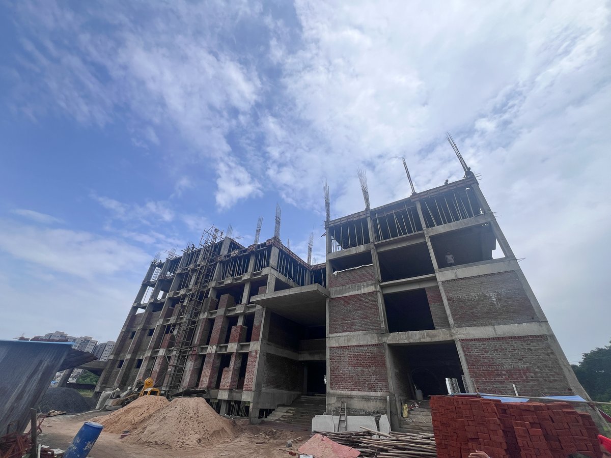 KWSSurat's tweet photo. KWS Update: Inspite of the rains, on and off-4th floor slab done; 5th ongoing... Also work inside the building is on schedule. We expect the reception area to be complete before Deepavali. https://t.co/gWF0ezmBU4