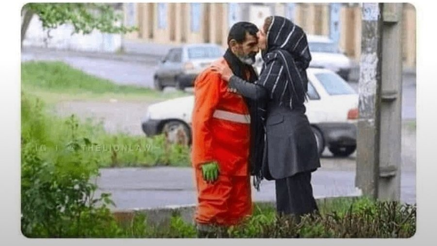 HProductiva's tweet photo. 9. Él le dijo a su hija: "No le digas  a nadie que tu padre es conserje, se reirán de ti". Ella posteó esta foto y dijo: "Mi padre es conserje. Estoy orgullosa. Te quiero, papá" https://t.co/UgJ9nOiwtN