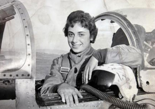 Turquía es el 1er país del mundo que empleó mujeres como pilotos de combate, aunque la URSS durante la 2GM la superó en cantidad. La pionera Sabiha Gökçen, hija adoptiva de Atatürk, es muy conocida, así que aquí vienen dos otras: las coroneles Leman Bozkurt Altinçekiç+Şenay Günay