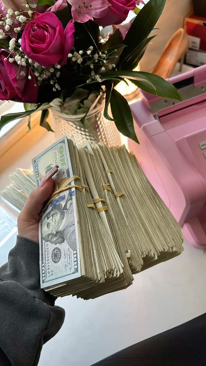 GodessNylaa's tweet photo. Roses &amp; some money to start off the day🌹💵. https://t.co/iSnNOFyKvZ