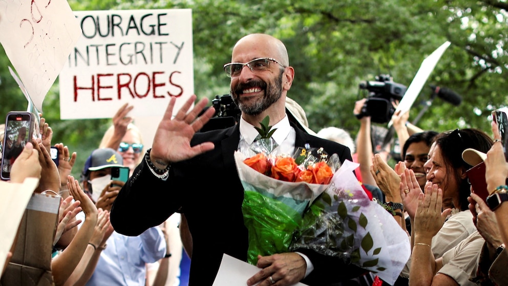 Le responsable de la lutte les maladies respiratoires à l'agence de santé américaine, Demetre Daskalakis, a démissionné après la licenciement de la directrice par RFK Jr.

Il "n'imaginait pas que (...) la frontière entre la science et l'idéologie serait totalement abattue".

"De