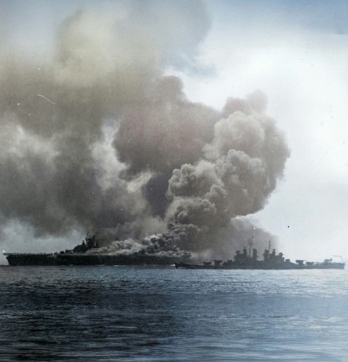 Portaaviones USS Bunker Hill después de un ataque Kamikaze.