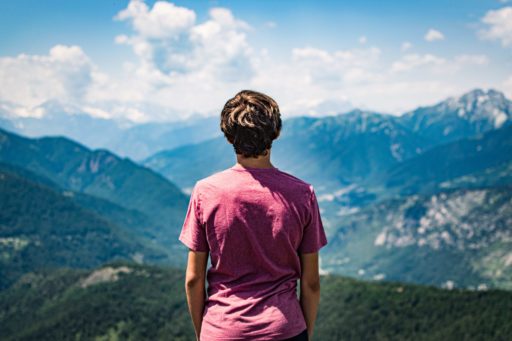 En “la hora de la muerte” hay que distinguir el suceso (el morir) del acto humano (muerte libre), que es la última instancia concedida a toda persona para que culmine la obra moral de sí misma. Cuando coinciden, habremos muerto humanamente.