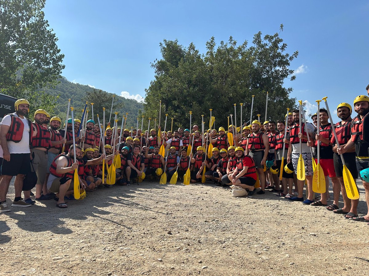 Bizi kardeş yapan, aramızdaki kan bağı değil içerideki kalptir.
Ve kardeş dediğin, iyi ve kötü her anında yanında hissettiğindir…

İşte bizim sırrımız, işte bizim ailemiz…🤲