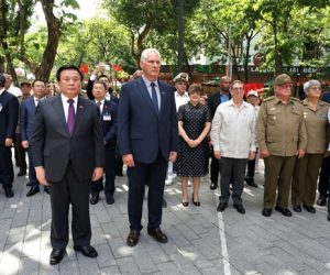 En su primera actividad en suelo vietnamita, el presidente cubano colocó una ofrenda floral, en nombre de Cuba, al Héroe Nacional José Martí, en el monumento erigido en su honor en la ciudad de Hanói

cubadebate.cu/noticias/2025/…