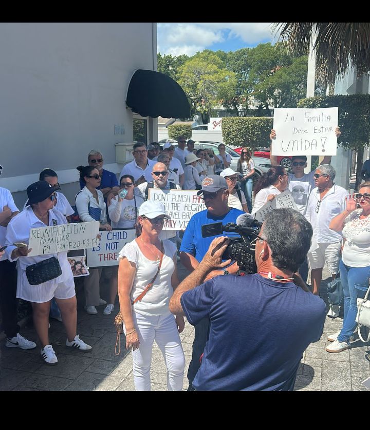 Peticionarios piden por la familia y el deseo de vivir juntos en los Estados Unidos tierra de amor y paz