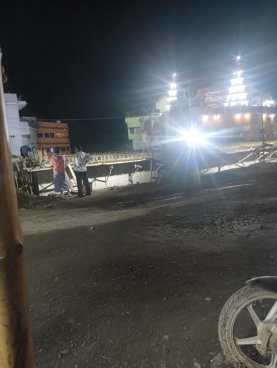ankitYa16877877's tweet photo. ये है बिहार मुंगेर का बरियारपुर पुल का निर्माण हो रहा है रात में जितनी भी बड़ी गाड़ी निकलती है उससे पैसा लिया जा रहा है और रात भर बड़ी गाड़ियों को जाम में रखा है पैसा ले के पास किया जाता है प्रशासन के द्वारा। @PMOIndia @bihar_police @bihar @officecmbihar @nitin_gadkari https://t.co/HXbDOwUYLX