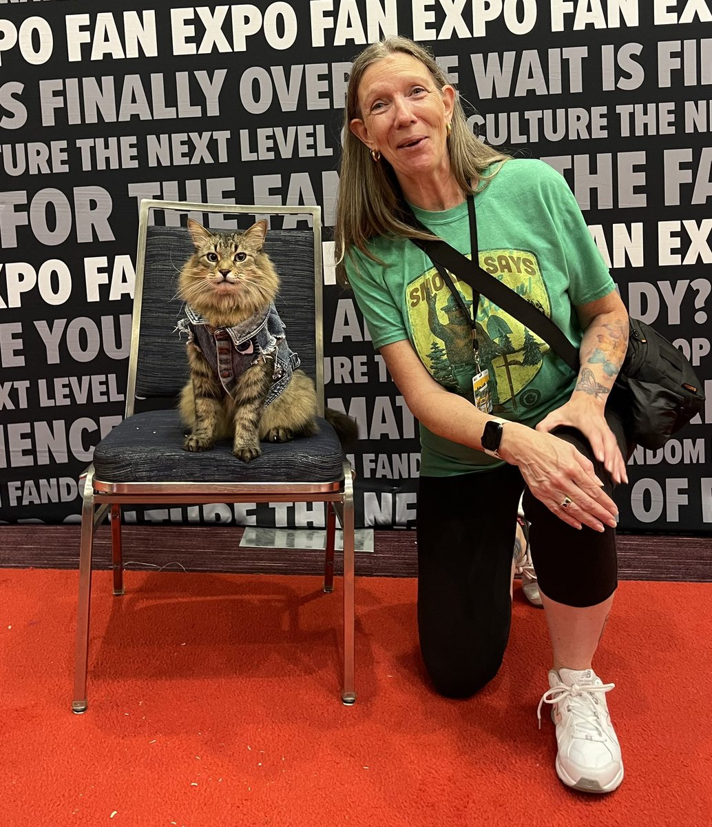 KaronSmart's tweet image. Tonic the cat from Caught Stealing at Fan Expo Toronto #ontarioevents #torontoevents #torontoblogger #thesix #convention #backtothefuture #fanexpo #fanexpotoronto #cosplay #fandom #thesix #caughtstealing #petsematary #beyongthedeadfall #tabby #straw #canadian #torontocat