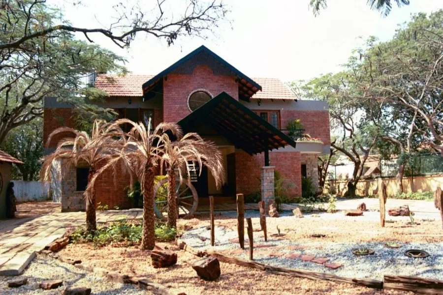 bangalore's tweet image. Richest People in Bangalore and Their Homes

Bangalore has many billionaires who built big companies. Their houses show different choices - some like calm spaces, some prefer luxury towers. Here are the top richest and where they live.

magicbricks.com/photostory/ric…