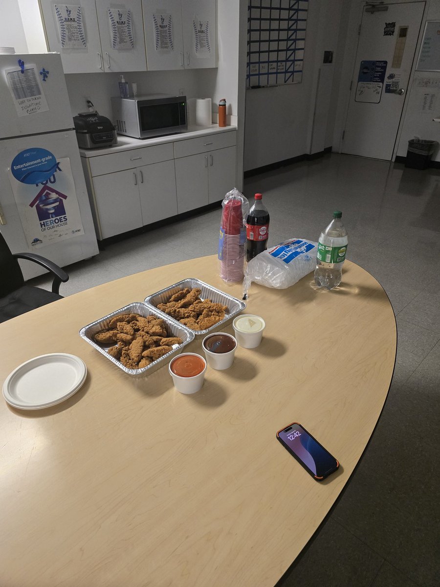 Hooking up the team with free lunch on this Sunday with the help of Kenny J ⚔️ #SHV <a href="/TylerBlake713/">Tyler Blake</a>