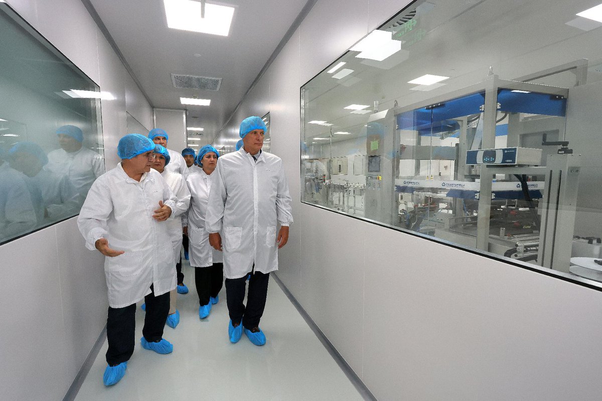 🇨🇺| El Presidente <a href="/DiazCanelB/">Miguel Díaz-Canel Bermúdez</a> inauguró en la tarde de este domingo en Hanói una planta productora de medicamentos de alta tecnología, perteneciente a la empresa mixta cubano-vietnamita Genfarma, fundada el 19 de mayo de este año.

🧵