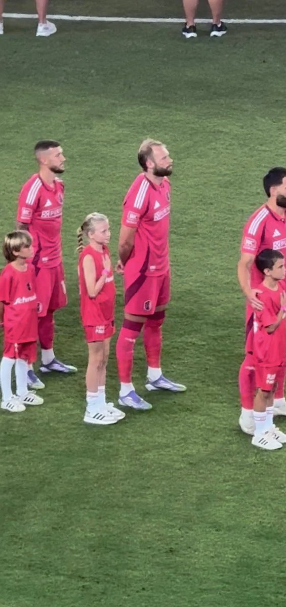 JBacksmeyer's tweet image. Pace had the best experience last night at the StL City game! Her team was invited to be player pals and she was paired with Klauss…she was very excited about that! Thanks to STLDA for this great opportunity!
@TimLanfersieck 
@stlCITYsc 
@STLDASoccer 
@BrittBacks