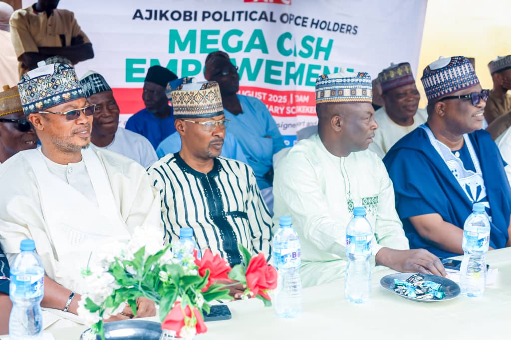 AJIKOBI STANDSTILL: Massive turnout of appointees and stalwarts as hundreds of party supporters benefit from the mega cash empowerment sponsored by political office holders in Ajikobi ward of Ilorin West LG, Kwara State.

The roll call include: Commissioner of Education Dr.