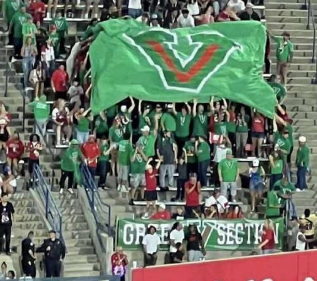 FSGreenVsection's tweet image. Last night was the most fun I’ve had in that stadium since 2001 Oregon State. 

I mean this with everything I am… we wanna share this experience with you… let’s elevate this program together.  📈📈❤️💙💚