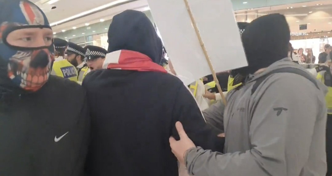 Antifa plants? Same guys you reckon?? 

Patriots DON'T wear masks, we're proud of what we do. 

DO NOT be associated with people in masks. 

#CanaryWarph #Britaniahotel