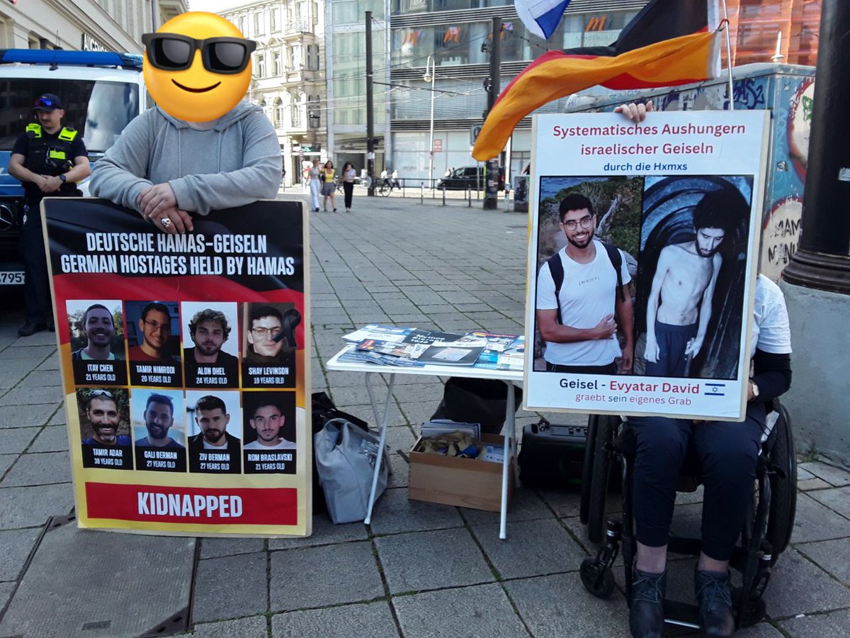 t47da's tweet photo. Das palästinensische propagandaministerium hat versucht Propaganda Material an den Mann und an die Frau zu bringen über die Hälfte der Touristen oder der Berliner sind an ihm vorbei gegangen und haben sie nicht beachtet dagegen pro wo israelischen Seide Widerstand
#b3108 🇮🇱🇮🇱🇮🇱 https://t.co/xvlIt2HyL5