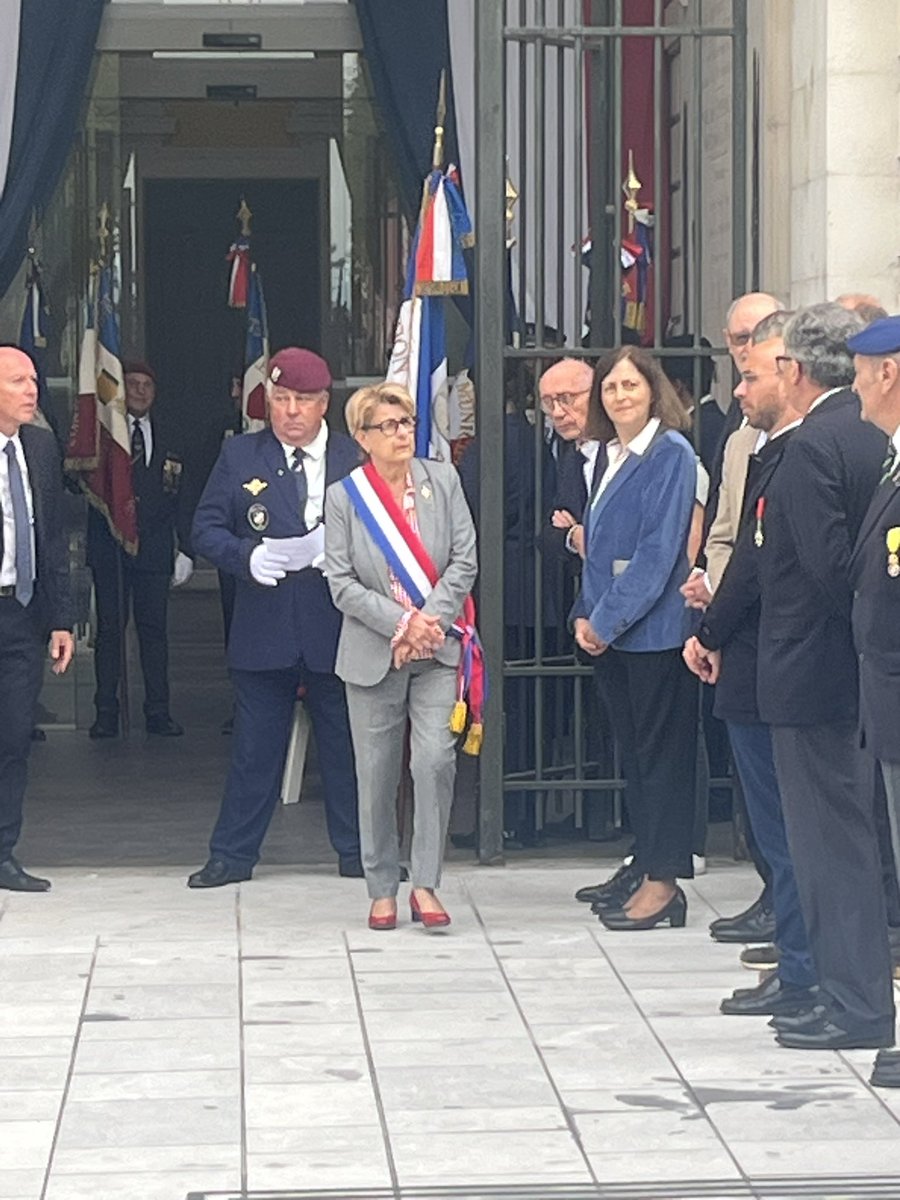 josypoueyto's tweet image. Aujourd’hui 81ème anniversaire de la Libération de Pau
Hommage aux employés municipaux au côté de Jean Louis Pères 1er adjt @Ville_Pau ..avec le @Prefet64, le général Laurentin  et le 5ème RHC maître de cérémonie, les anciens combattants au monument aux morts, au cimetière, au…