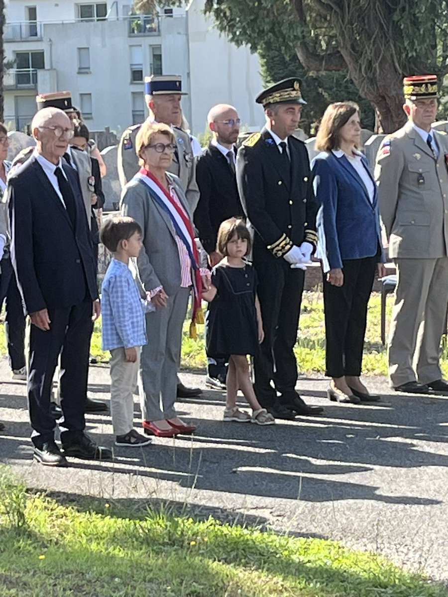 josypoueyto's tweet image. Aujourd’hui 81ème anniversaire de la Libération de Pau
Hommage aux employés municipaux au côté de Jean Louis Pères 1er adjt @Ville_Pau ..avec le @Prefet64, le général Laurentin  et le 5ème RHC maître de cérémonie, les anciens combattants au monument aux morts, au cimetière, au…