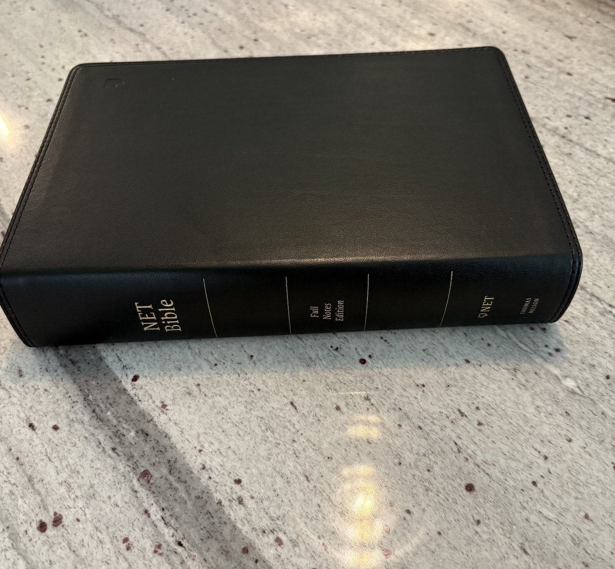 CoverLoverBR's tweet image. 𝐍𝐄𝐓 𝐁𝐢𝐛𝐥𝐞, 𝐅𝐮𝐥𝐥 𝐍𝐨𝐭𝐞𝐬 𝐄𝐝𝐢𝐭𝐢𝐨𝐧 (𝐁𝐥𝐚𝐜𝐤 𝐋𝐞𝐚𝐭𝐡𝐞𝐫-𝐒𝐨𝐟𝐭) 
The study notes offer thoughtful explanations of context, original meanings, events, and background.
#NETBible #ThomasNelson @nelsonbibles #Review #Bible 
coverloverbookreview.blogspot.com/2025/08/net-bi…