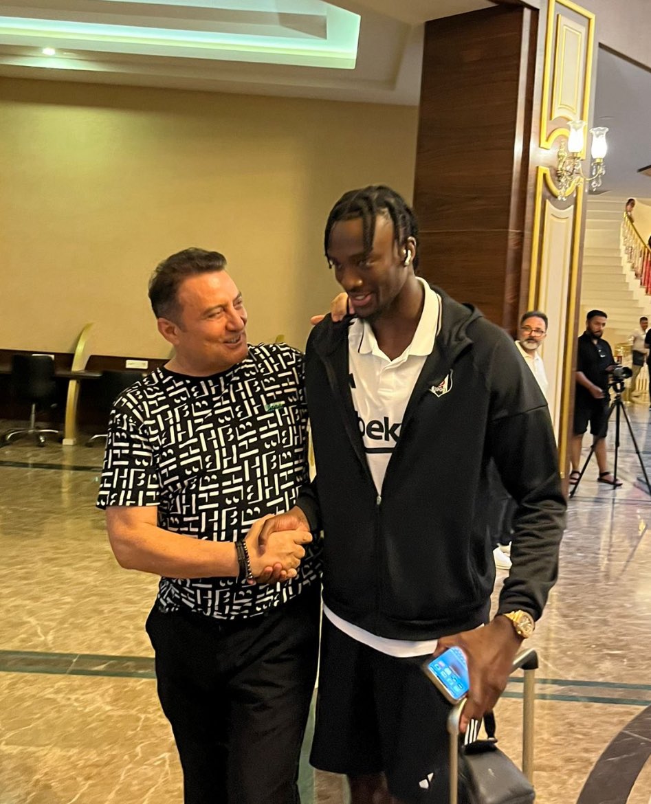 BEŞİKTAŞ ımıza stad a uğurladık..

Her şey BEŞİKTAŞ için…..🦅🖤🦅