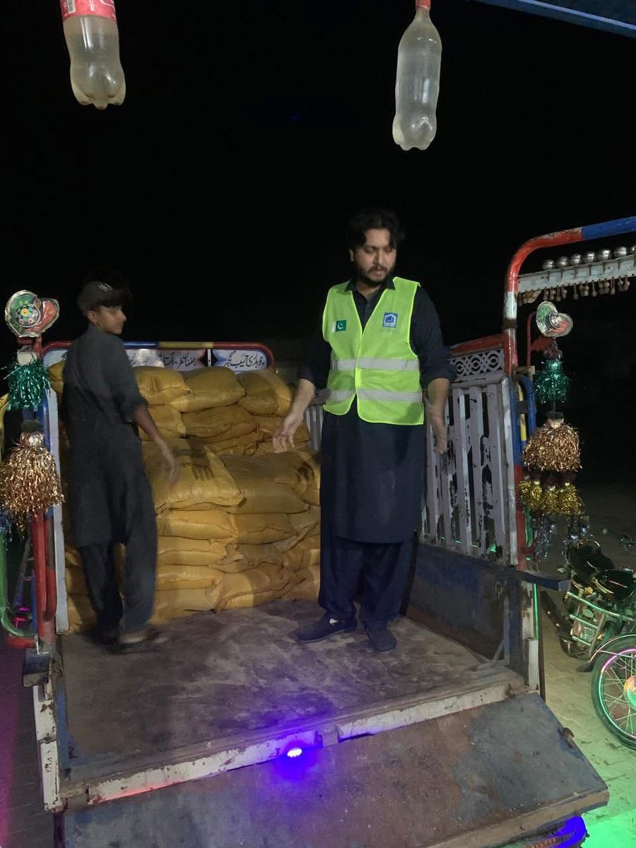 AlkhidmatOrg's tweet photo. Mandi Bahauddin-Phalia: After spending the entire day fetching fodder from farms, Alkhidmat volunteers are still busy in the dark feeding the livestock of flood-affected families.

In the flood-hit areas of Phalia, Alkhidmat volunteers distribute three truckloads of fodder, lucerne, and bran daily at various locations to keep livestock worth millions of rupees alive.

#AlkhidmatFloodResponse #PakistanFloods2025