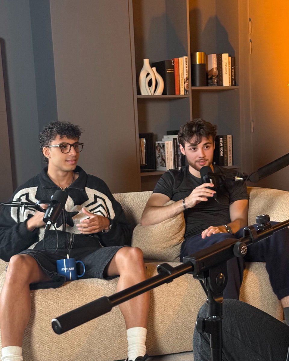 CreatorLabMerch's tweet image. Aujourd’hui, on a tourné 3 podcasts : un premier avec LoannLV et Remax, puis deux autres avec Josplay et Julgane. Les épisodes sortiront dans les prochaines semaines. C’était vraiment super cool comme expérience de tourner cette fois dans un espace professionnel !