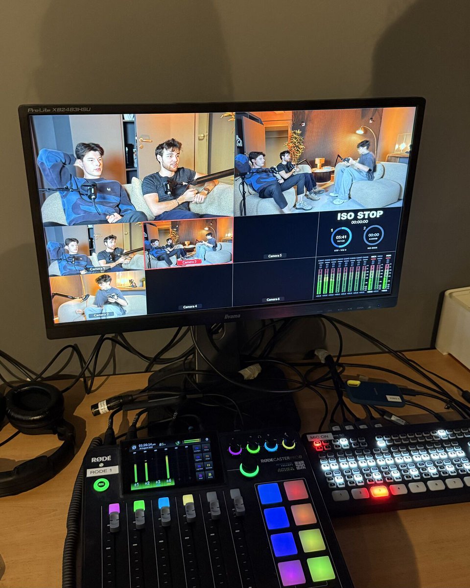 CreatorLabMerch's tweet image. Aujourd’hui, on a tourné 3 podcasts : un premier avec LoannLV et Remax, puis deux autres avec Josplay et Julgane. Les épisodes sortiront dans les prochaines semaines. C’était vraiment super cool comme expérience de tourner cette fois dans un espace professionnel !