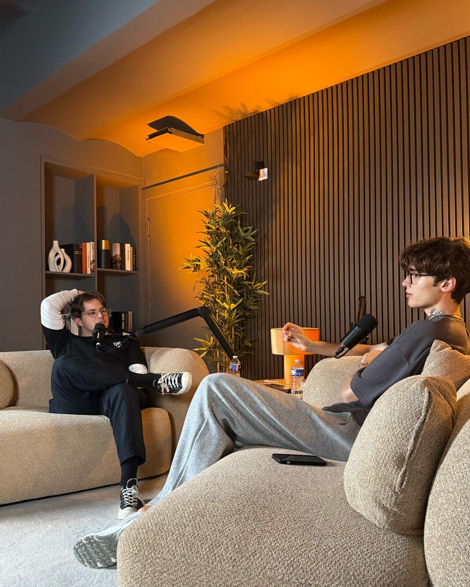 CreatorLabMerch's tweet image. Aujourd’hui, on a tourné 3 podcasts : un premier avec LoannLV et Remax, puis deux autres avec Josplay et Julgane. Les épisodes sortiront dans les prochaines semaines. C’était vraiment super cool comme expérience de tourner cette fois dans un espace professionnel !