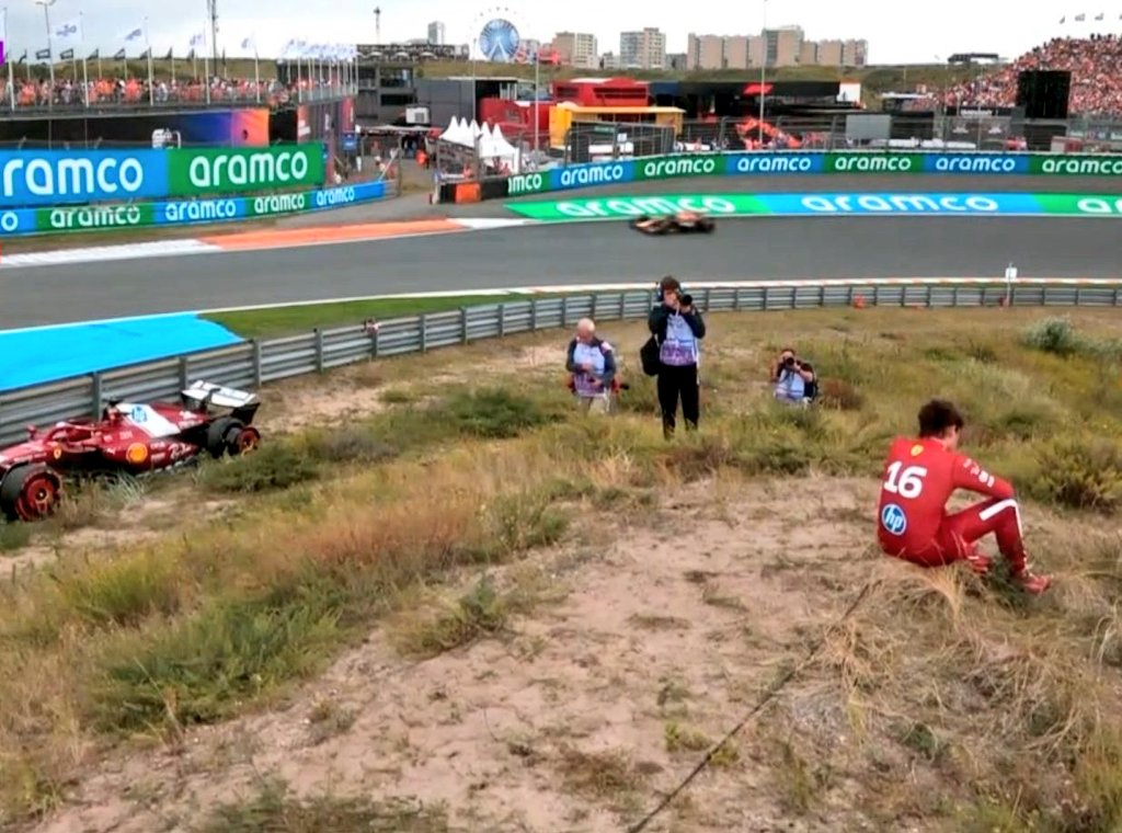 (suena de fondo teclado con acordes cumbieros)

(toma aire) 

SENTADO EN LA DUNA, PENSANDO COMO ÉL FUE TAN GIL 🎶

COLGADO POR EL MAMBO EN UN MOMENTO ASÍ 🎶

FLASHEANDO CON LAS GANAS DE TENER UNA WIN 🎶