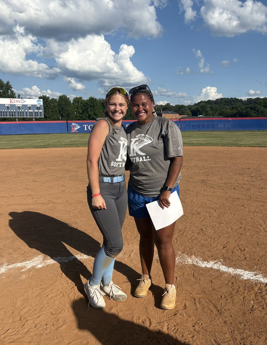 2028Laymance's tweet image. Had a great time at @KingU_Softball yesterday! Thank you to @CoachZRobbins and @kyleighmpayne for hosting an amazing camp! Also glad I got to see an old teammate and friend! 🥎🩵🧡
#hUmanfirst 

@ExtraInningSB @SoftballDown @CoastRecruits @SoftbalAmerica @PrepSoftball @prepxtra